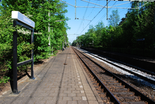 900097 Gezicht op de perrons van het in 1998 gesloten N.S.-station Soestduinen te Soest.